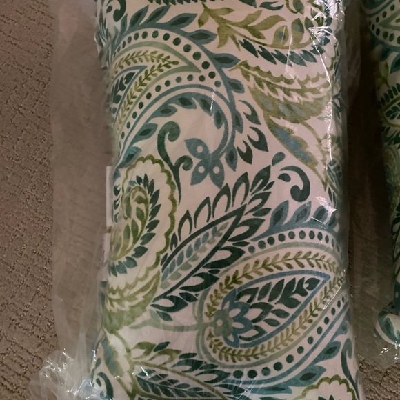 Decorative pillows - Picture 2 of 3